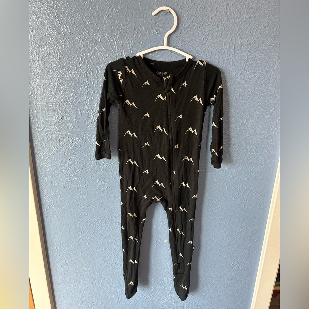 Kyte BABY Black and White Mountain Footie